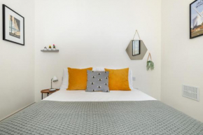 Beautiful, central, 3 min walk from beach, 2 King doubles